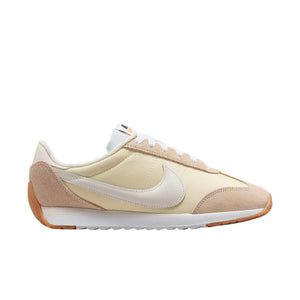 حذاء Nike رياضي عصري بلون بيج وتفاصيل Suede.