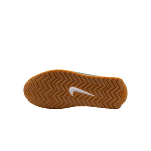 حذاء Nike بتصميم كلاسيكي ولون بيج مع أزرق سماوي.