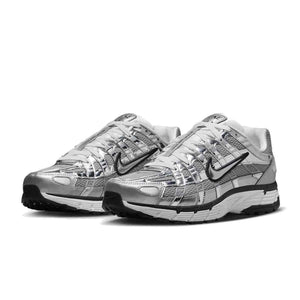 حذاء Nike P-6000 لون فضي ميتاليك بتصميم رياضي عصري.