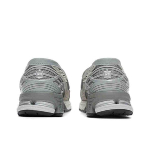 A rear view focuses on the heel construction, cushioning, and stability features of the New Balance 1906L grey. A versatile option for new balance 1906l men and women (نيو بالانس 1906L رمادي للنساء والرجال).