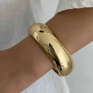 طقم أساور Bangle بتصميم Chunky عريض وألوان Gold و Resin.