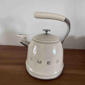 SMEG غلاية SMEG الكلاسيكية تصميم تقليدي فاخر بلون عاجي.