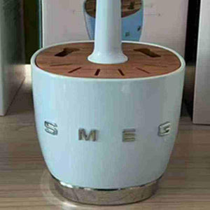 حامل منظم SMEG الأنيق بقاعدة ستانلس ستيل فاخرة.