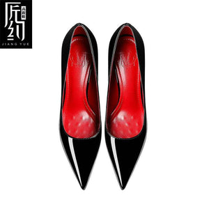 Christiana حذاء نسائي High Heels أسود بلمسة مخملية ونعل كريستالي أحمر.