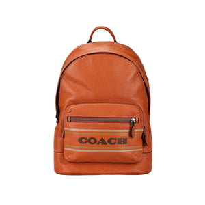 An authentic brown genuine leather Coach backpack featuring the varsity stripe and embossed logo, ideal for back-to-school and daily travel.
حقيبة ظهر Coach أصلية من الجلد الطبيعي بني تتميز بشريط الفرسي والشعار البارز، مثالية للعودة للمدرسة والتنقل اليومي.