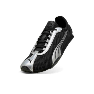 حذاء رياضي Puma بتصميم شبكي وتفاصيل فضية أنيقة.