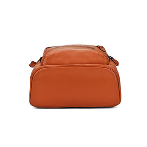 Bottom view of an original Coach brown genuine leather backpack showing sturdy base craftsmanship and leather finish.
عرض القاعدة لحقيبة ظهر كوتش أصلية من الجلد الطبيعي بني يوضح جودة التصنيع واللمس النهائي للجلد.