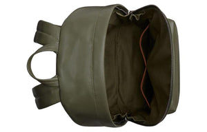 Top open view of an original Coach Westway 32 olive green leather school backpack showing spacious main compartment with interior pocket.
عرض علوي مفتوح لحقيبة ظهر مدرسة كوتش ويست واي 32 أصلية جلد باللون الزيتي يوضح المساحة الرئيسية الواسعة مع جيب داخلي.