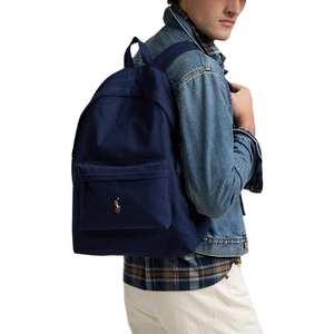 A man wearing an authentic Polo Ralph Lauren navy blue backpack, perfect for back-to-school style and casual outfits.
رجل يرتدي حقيبة ظهر Polo Ralph Lauren أصلية باللون الكحلي، مثالية لأسلوب العودة للمدرسة والإطلالات اليومية.