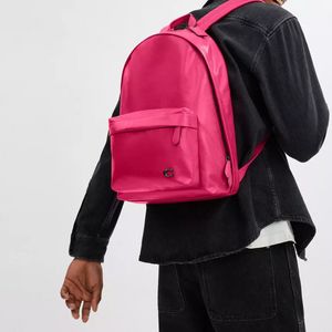 Back view of a person wearing an authentic Coach Westway 32 fuchsia leather backpack, styled for back-to-school and casual wear.
عرض خلفي لشخص يرتدي حقيبة ظهر كوتش ويست واي 32 أصلية جلد باللون الفوشيا، مناسبة للعودة للمدرسة والاستخدام اليومي.