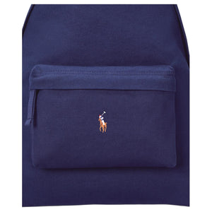 Close-up of the classic embroidered pony logo on the front pocket of an original Ralph Lauren navy blue backpack.
لقطة قريبة لشعار المهر المطرز الكلاسيكي على الجيب الأمامي لحقيبة ظهر رالف لورين أصلية باللون الكحلي.