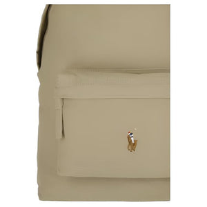 Detailed close-up of the front zipped pocket and iconic embroidered pony logo on an original Ralph Lauren beige backpack.
لقطة قريبة مكبرة للجيب الأمامي ذي السحاب وشعار المهر المطرز الشهير على حقيبة ظهر رالف لورين أصلية باللون البيج.