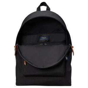 Open interior view of an original Ralph Lauren black school backpack with brown leather zipper pulls showing main compartment and brand label.
عرض داخلي مفتوح لحقيبة ظهر مدرسة رالف لورين أصلية باللون الأسود مع أشرطة سحاب جلدية بنية يوضح المساحة الرئيسية وعلامة الماركة.