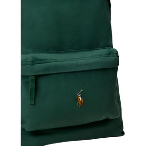 Detailed close-up of the front zipped pocket and iconic colorful embroidered pony logo on an authentic green Ralph Lauren backpack.
(لقطة قريبة مكبرة للجيب الأمامي ذي السحاب وشعار المهر المطرز الملون الشهير على حقيبة ظهر رالف لورين أصلية باللون الأخضر.)