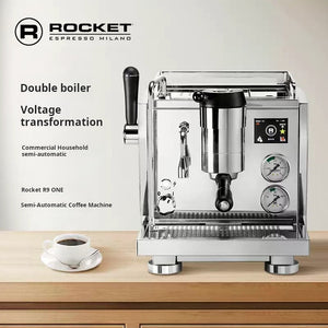 ماكينة Rocket R9 One الستانلس على كاونتر ركن القهوة