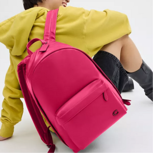 Lifestyle view of a woman styled with an authentic Coach Westway 32 fuchsia leather backpack, perfect for back-to-school fashion.
عرض نمط حياة لامرأة ترتدي حقيبة ظهر كوتش ويست واي 32 أصلية جلد باللون الفوشيا، مثالية لمظهر العودة للمدرسة العصري.