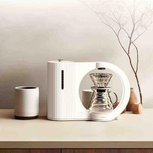 صانعة القهوة المفلترة الأوتوماتيكية Xiris بالتصميم العصري countertop aesthetic setup.