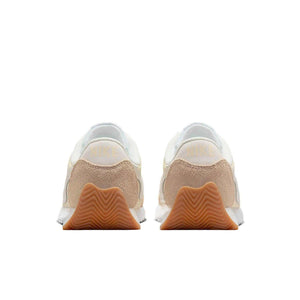 حذاء Nike رياضي عصري بلون بيج وتفاصيل Suede.