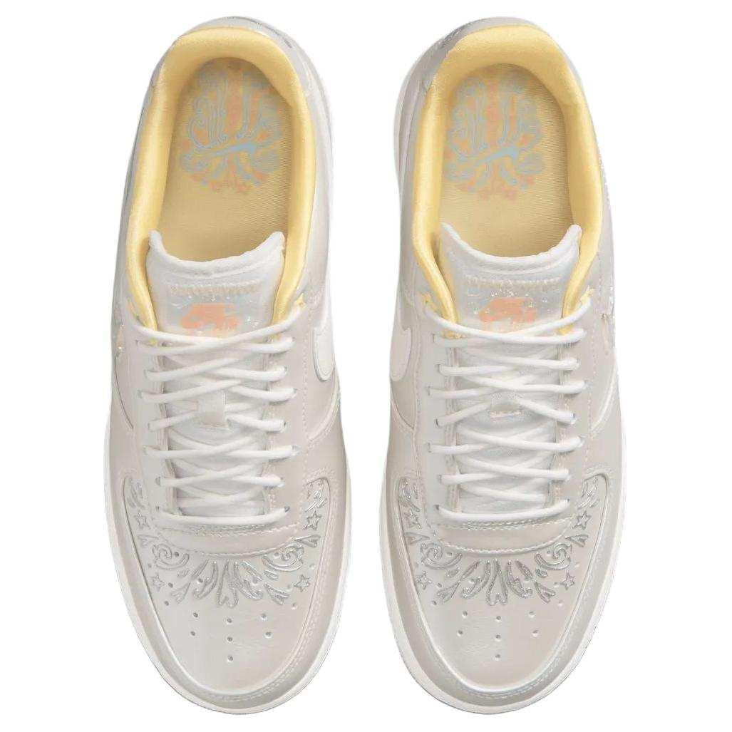 حذاء Nike Air Force 1 Low باللون الفضي والذهبي اللامع.