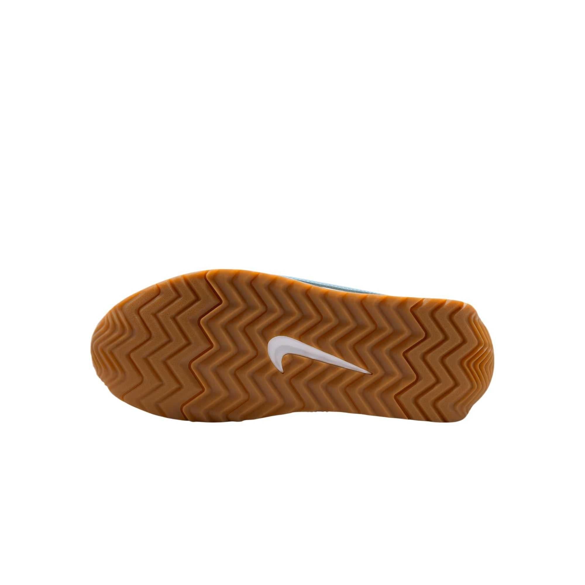 حذاء Nike بتصميم كلاسيكي ولون بيج مع أزرق سماوي.