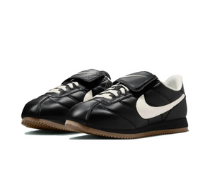 Nike |نايك حذاء كورتز مريح كاجوال للرجال والنساء باللون الأسود.
