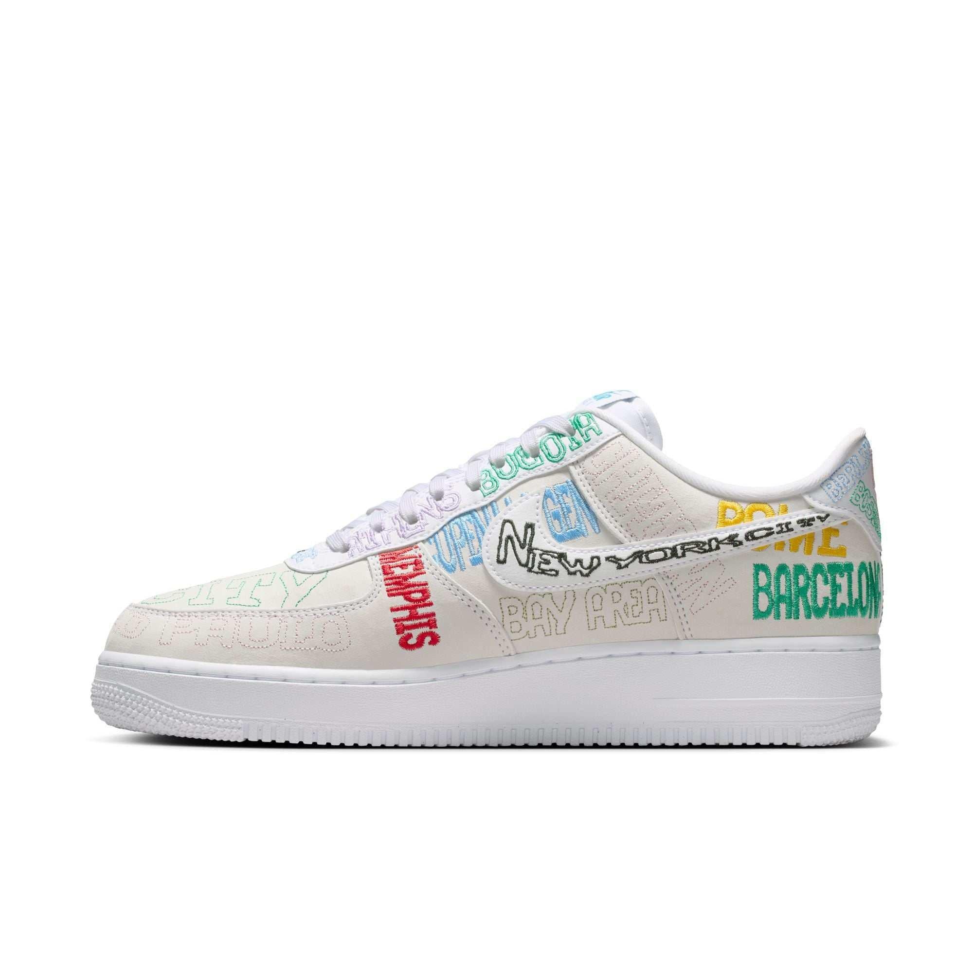 حذاء Nike Air Force 1 Low أبيض بتطريز ملون لمدن العالم.