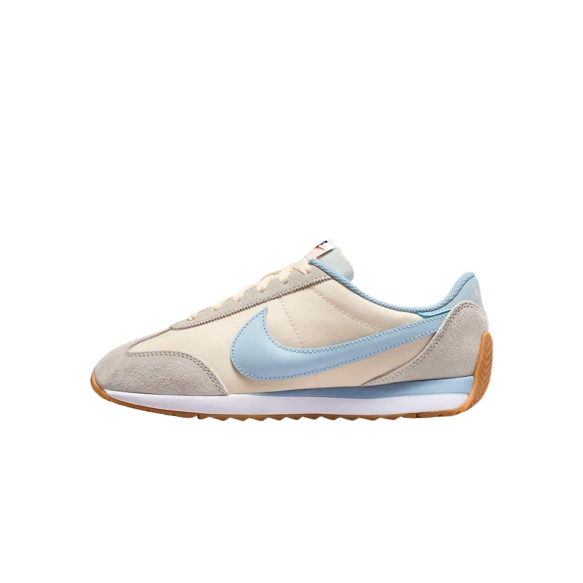 حذاء Nike بتصميم كلاسيكي ولون بيج مع أزرق سماوي.