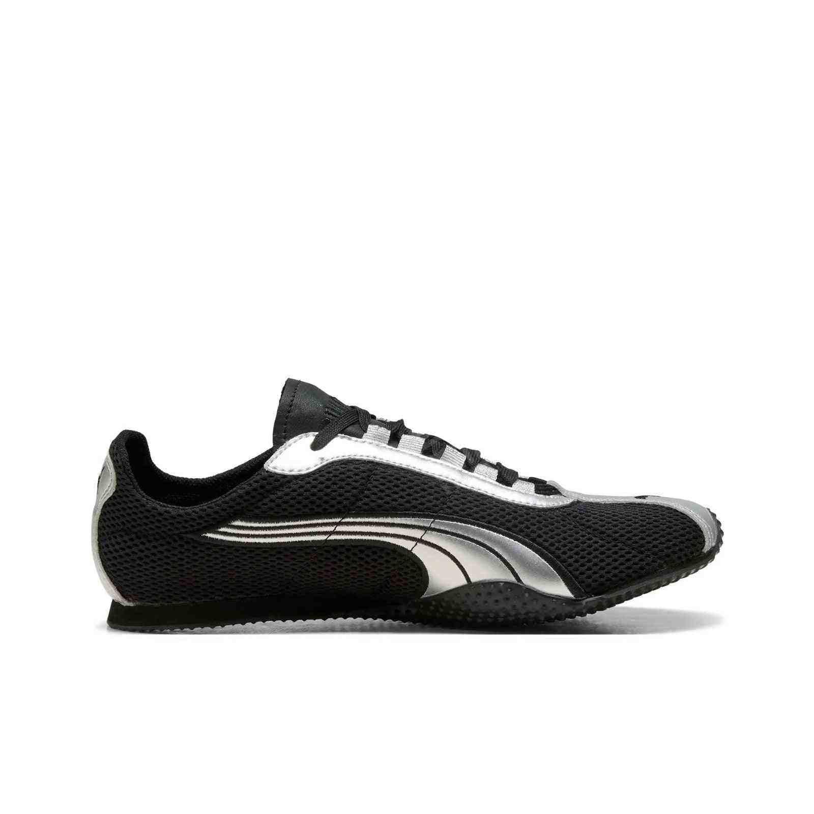حذاء رياضي Puma بتصميم شبكي وتفاصيل فضية أنيقة.