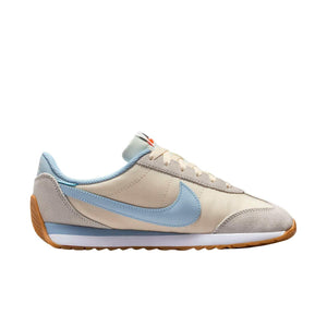 حذاء Nike بتصميم كلاسيكي ولون بيج مع أزرق سماوي.