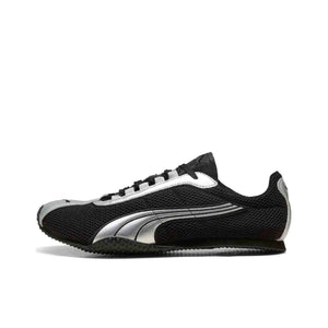 حذاء رياضي Puma بتصميم شبكي وتفاصيل فضية أنيقة.