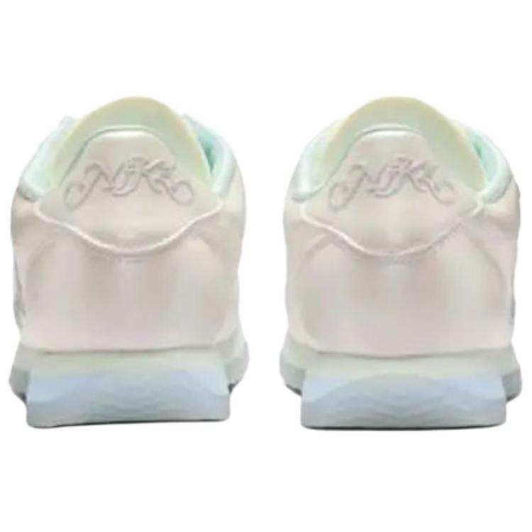 حذاء Nike Cortez أبيض لؤلؤي بتصميم نجوم.