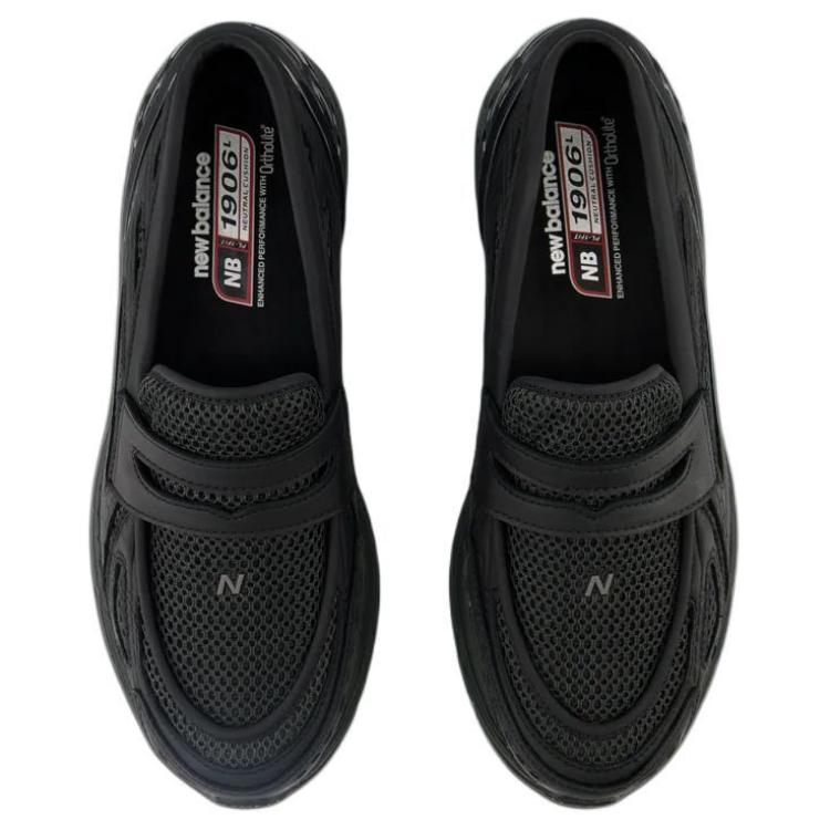Top-down perspective of the New Balance 1906L Black loafers, clearly showing the cushioned insole and the brand details on the footbed of this exceptional شوز نيو بالانس الأصلي.