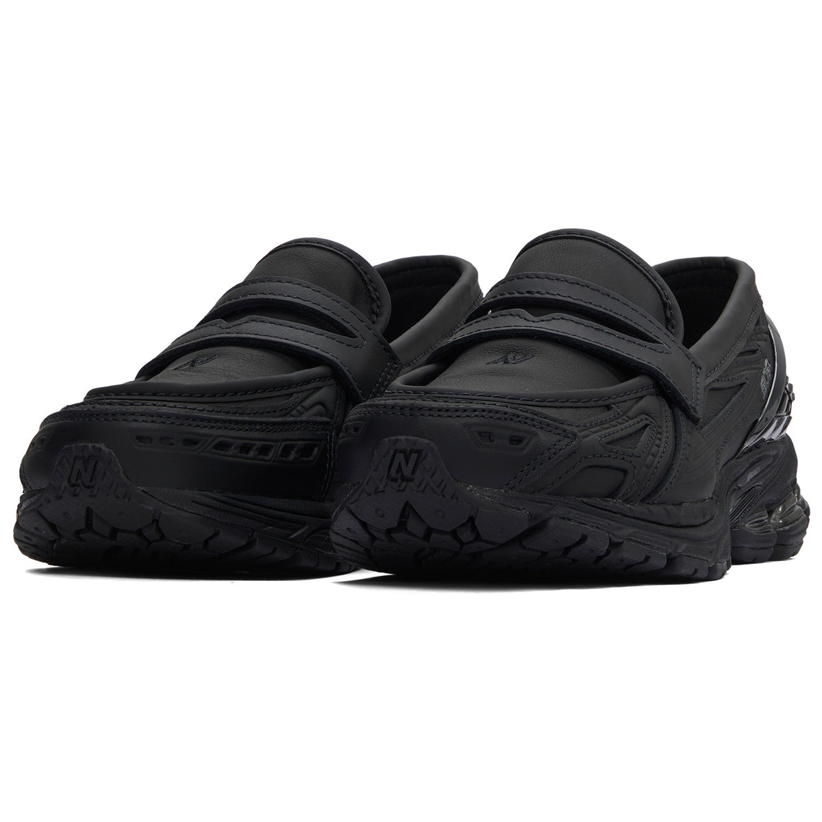 Angled front view displaying شوز نيو بالانس الأصلي focusing on the classic penny strap and premium leather toe box.