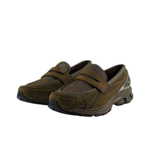 Detailed perspective angle highlighting حذاء نيو بالانس featuring the hybrid loafer and running structure.