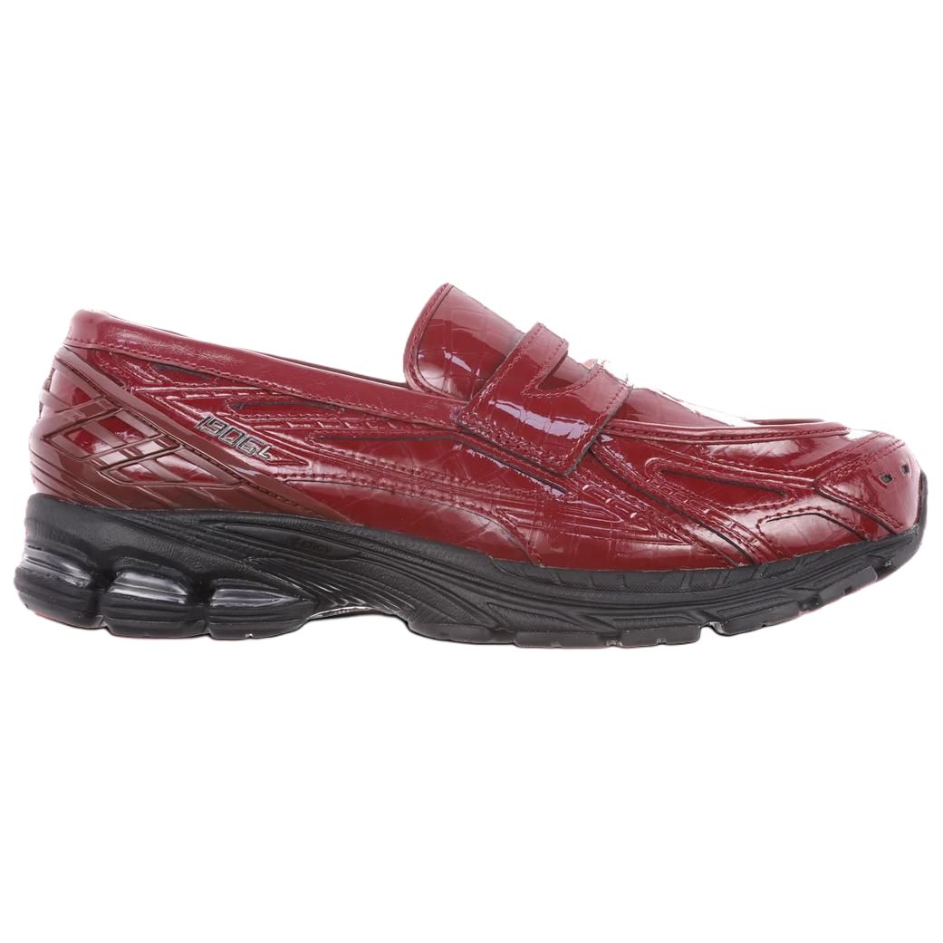 Detailed side perspective highlighting حذاء نيو بالانس featuring the distinctive glossy patent leather finish.