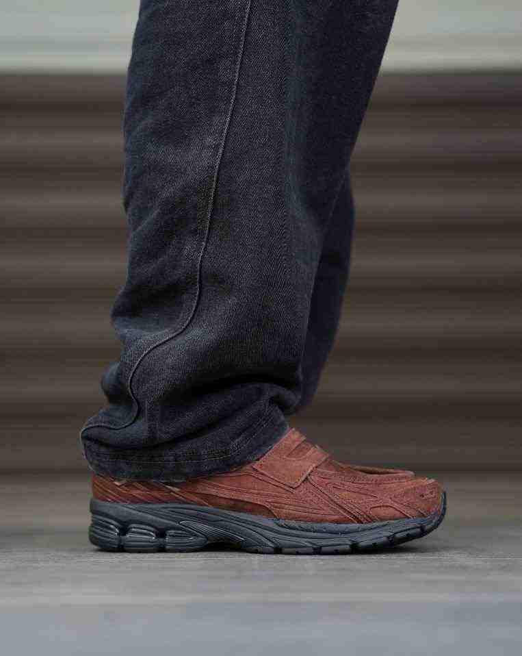 Ground-level outfit view designed for نيو بالانس للنساء والرجال paired with dark denim trousers.