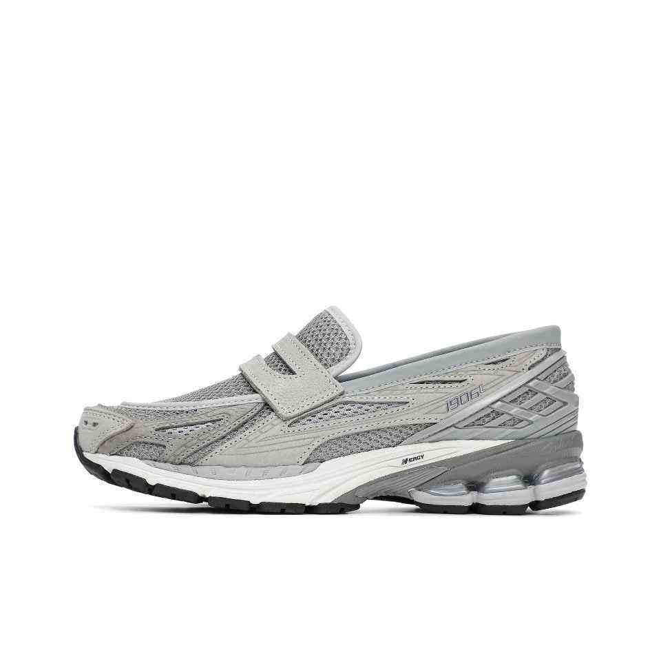 Full side profile view of the New Balance 1906L Metallic Silver sneakers. This versatile unisex loafer style is the new balance 1906l grey ideal for men and women (نيو بالانس 1906L رمادي للنساء والرجال).