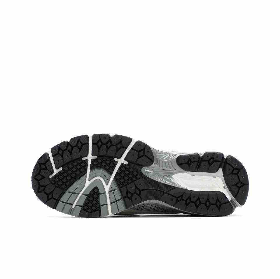 The underside of the New Balance 1906L Grey shows the durable rubber outsole, tread pattern, and central stability bridge. Essential information for new balance 1906l men and women (نيو بالانس 1906L رمادي للنساء والرجال) looking for quality.