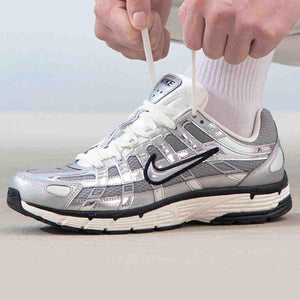 Experience everyday lifestyle comfort with Nike Shoes and حذاء نايك الأصلي، مما يقدم أفضل خيارات شوز نايك مع حذاء P-6000 لون فضي ميتاليك بتصميم رياضي عصري وتصاميم nike schuhe.