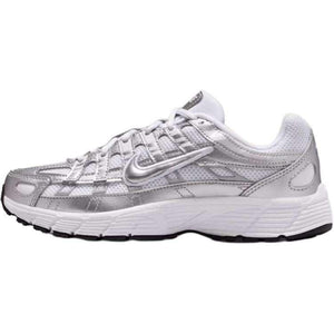 Experience everyday comfort with Nike Shoes and حذاء نايك الأصلي، مما يقدم أفضل خيارات شوز نايك مع حذاء Nike P-6000 بلون فضي ورمادي وأبيض وتصاميم nike schuhe.