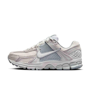 When looking for modern styles, Nike Shoes feature the amazing حذاء رياضي Vomero 5 رمادي فاتح بتفاصيل عاكسة مع روعة حذاء نايك الأصلي للوثوقية، إلى جانب تصاميم شوز نايك ومواصفات nike schuhe.