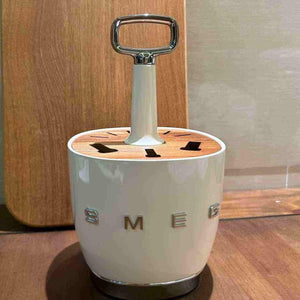 حامل منظم  SMEG الأنيق بقاعدة ستانلس ستيل فاخرة.