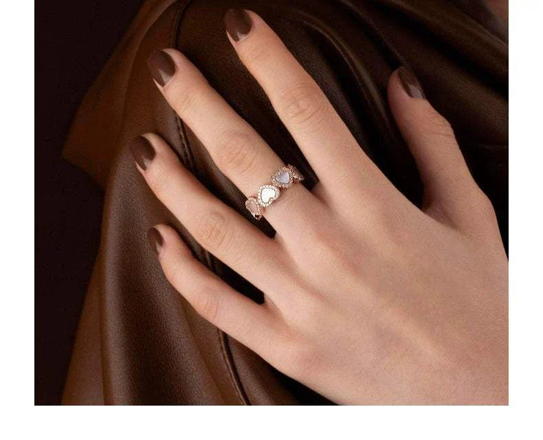 خاتم بتصميم قلوب و Pink Mother Shell مرصع بالزركون.