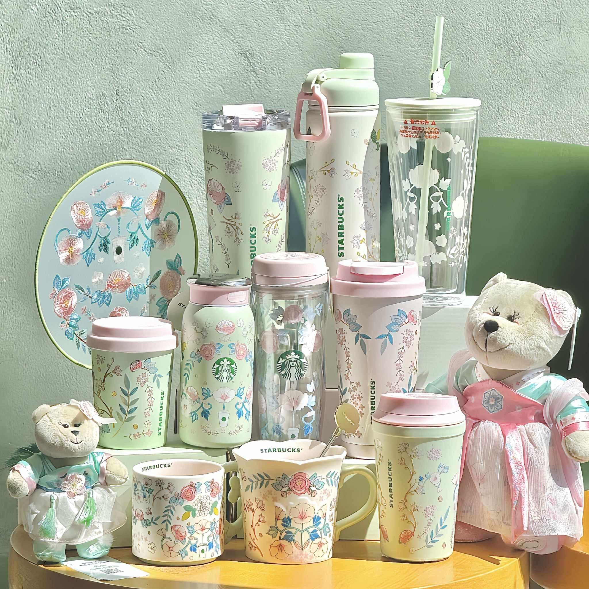 كوب Starbucks بنقشة Floral ولون أخضر ربيعي.