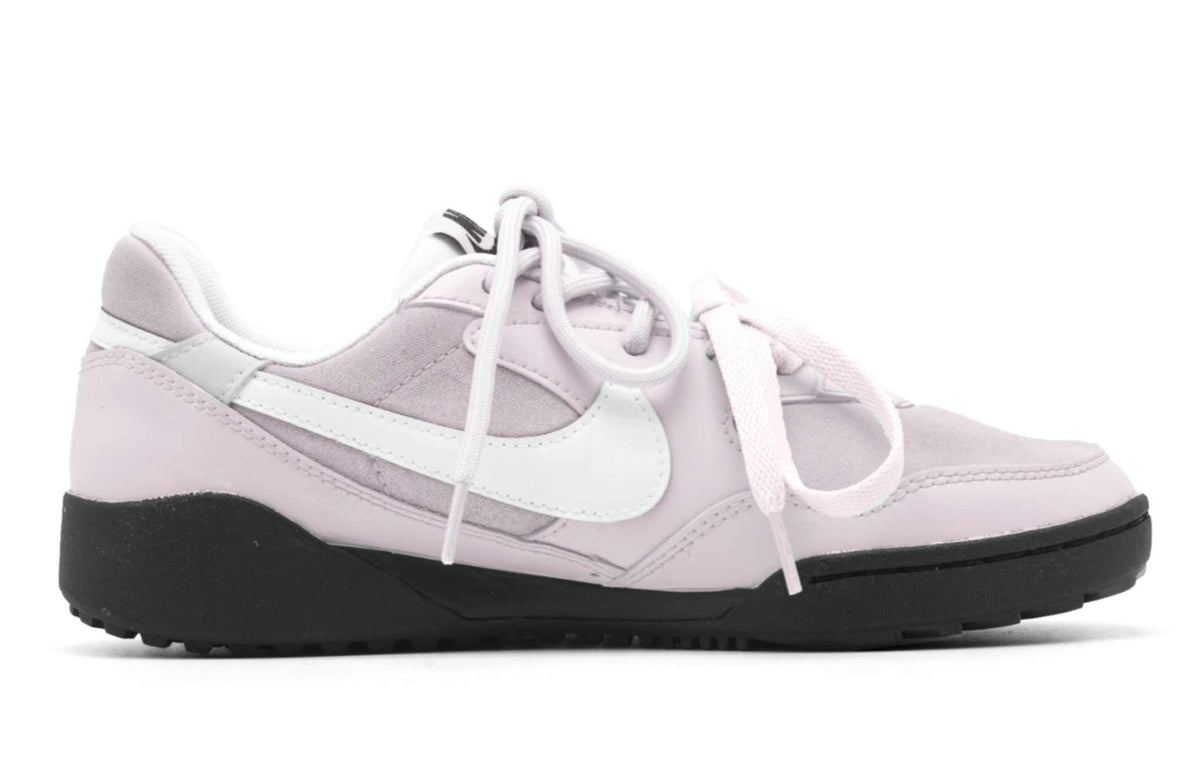 View the side profile of the حذاء نايك الأصلي featuring Nike Shoes design, representing the finest شوز نايك المميز مع حذاء نايكي وردي فاتح | Nike Light Pink وتصاميم nike schuhe.
