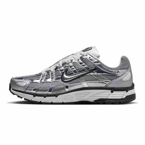 حذاء Nike P-6000 لون فضي ميتاليك بتصميم رياضي عصري.