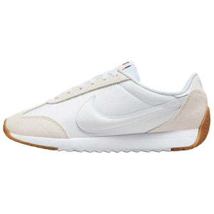 حذاء Nike رياضي أبيض بتصميم كلاسيكي مريح.