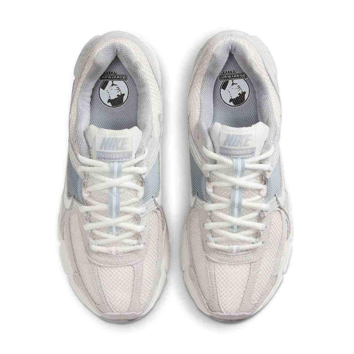 حذاء رياضي Nike Vomero 5 رمادي فاتح بتفاصيل عاكسة.