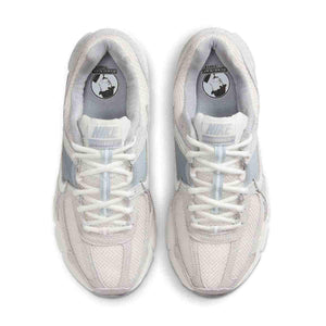 حذاء رياضي Nike Vomero 5 رمادي فاتح بتفاصيل عاكسة.