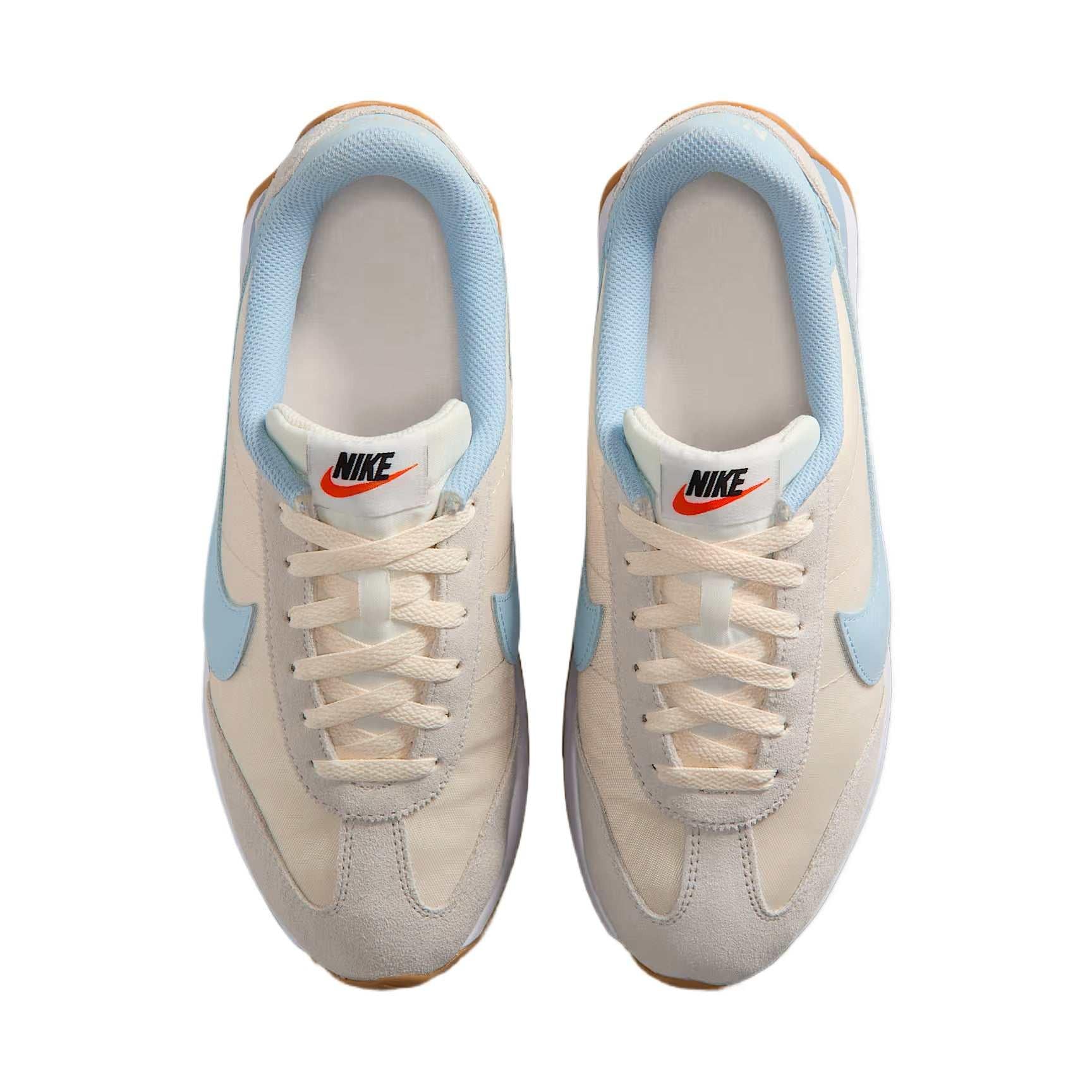 حذاء Nike بتصميم كلاسيكي ولون بيج مع أزرق سماوي.